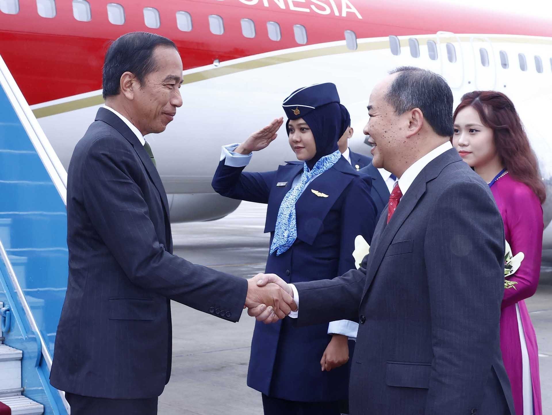 Chủ nhiệm Văn phòng Chủ tịch nước Lê Khánh Hải đón Tổng thống Indonesia Joko Widodo tại sân bay quốc tế Nội Bài. (Nguồn: TTXVN)