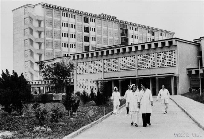 Công trình Bệnh viện Nhi Thụy Điển (nay bệnh viện Nhi Trung ương) - một trong hai bệnh viện lớn do Chính phủ Thụy Điển giúp Việt Nam xây dựng (ảnh năm 1981 - trái và Bệnh viện Nhi Trung ương hiện nay. (Nguồn: TTXVN)