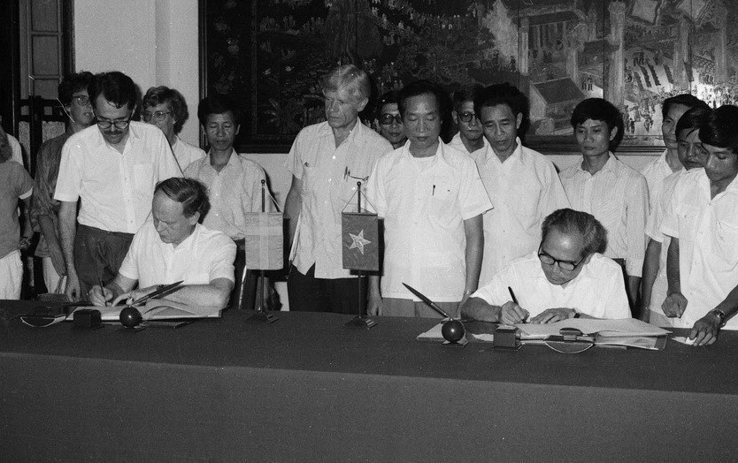 Thứ trưởng Ngoại thương Đinh Phú Định và Trưởng đoàn Kinh tế Chính phủ Vương quốc Thụy Điển ký Hiệp định và văn kiện viện trợ cho Việt Nam phát triển kinh tế giai đoạn 1987-1989. (Nguồn: TTXVN)