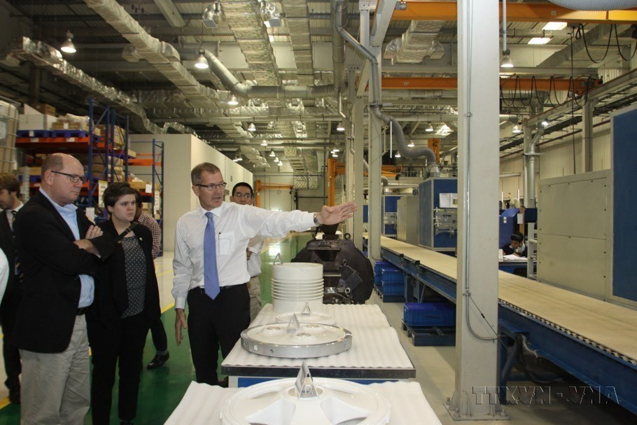 Chủ tịch Quốc hội Vương quốc Thụy Điển Urban Ahlin thăm nhà máy thiết bị điện cao thế và trung thế của Công ty Cổ phần Máy biến thế ABB Việt Nam (Tập đoàn ABB) tại tỉnh Bắc Ninh năm 2015. (Nguồn: TTXVN)