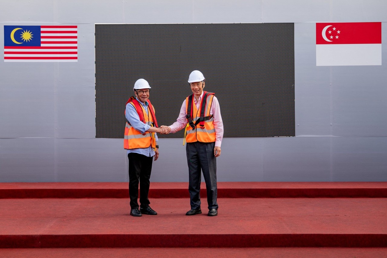 Thủ tướng Malaysia Anwar Ibrahim và Thủ tướng Singapore Lý Hiển Long tại eo biển Johor, biên giới Malaysia- Singapore ngày 11/1/2024. (Nguồn: Reuters)