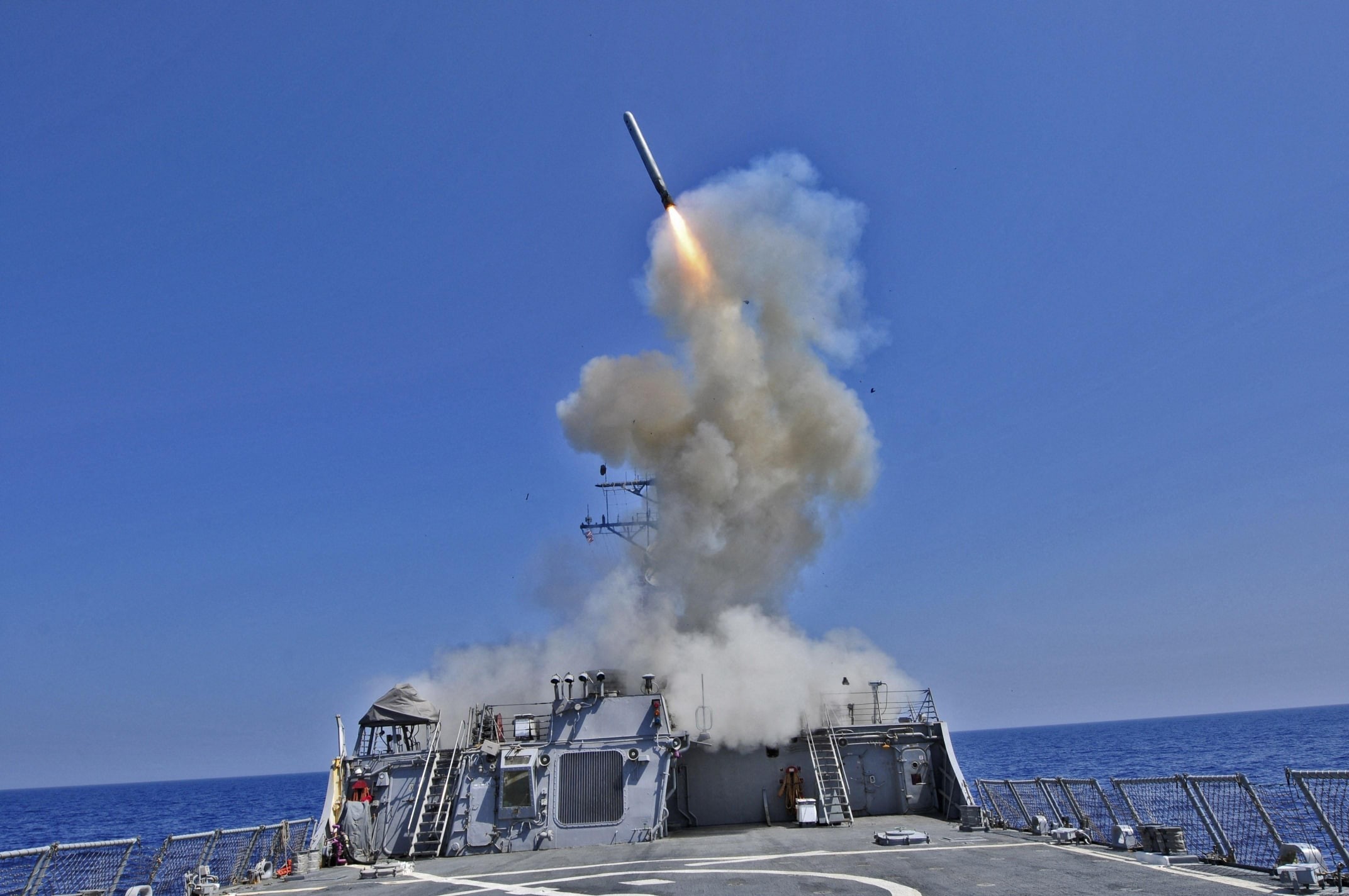 Tên lửa hành trình Tomahawk được phóng từ tàu khu trục USS Barry của Mỹ trên Địa Trung Hải. Ảnh: AFP/TTXVN