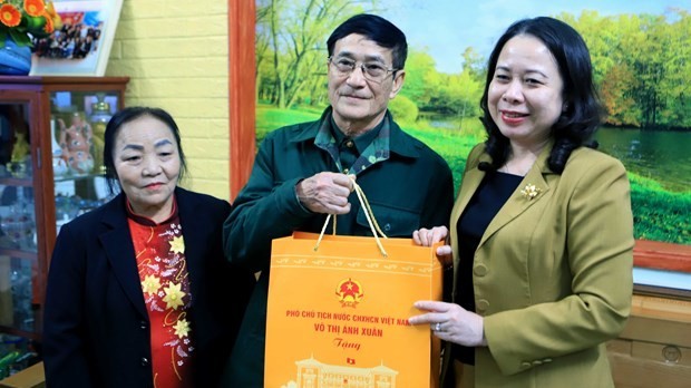 Vice President presents gifts to social policy beneficiary households in Thai Binh