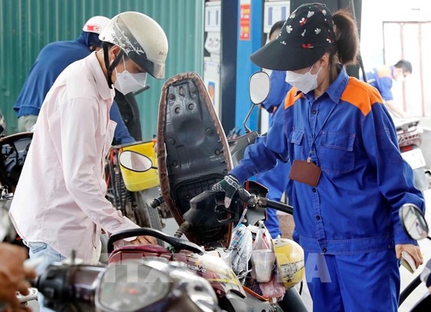 At a petrol station in Hanoi (Photo: VNA)