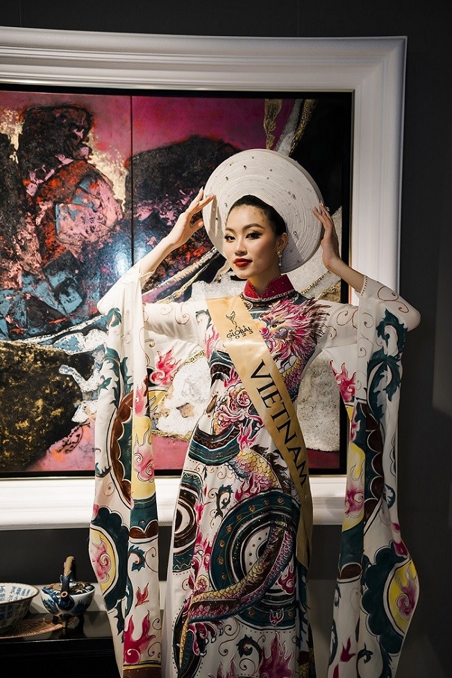 Hoa hậu Đoàn Thu Thủy diện một thiết họa tiết rồng được vẽ tay trên nền vải lụa trong buổi chụp hình glamshot tại TP. Hồ Chí Minh cùng hơn 80 thí sinh đến từ các quốc gia và vùng lãnh thổ.