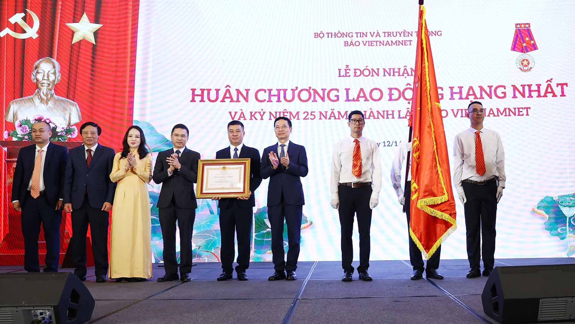 Thừa ủy quyền của Chủ tịch nước, Bộ trưởng Thông tin và Truyền thông Nguyễn Mạnh Hùng đã trao tặng Huân chương Lao động hạng Nhất cho báo VietNamNet. (Nguồn: VNN)