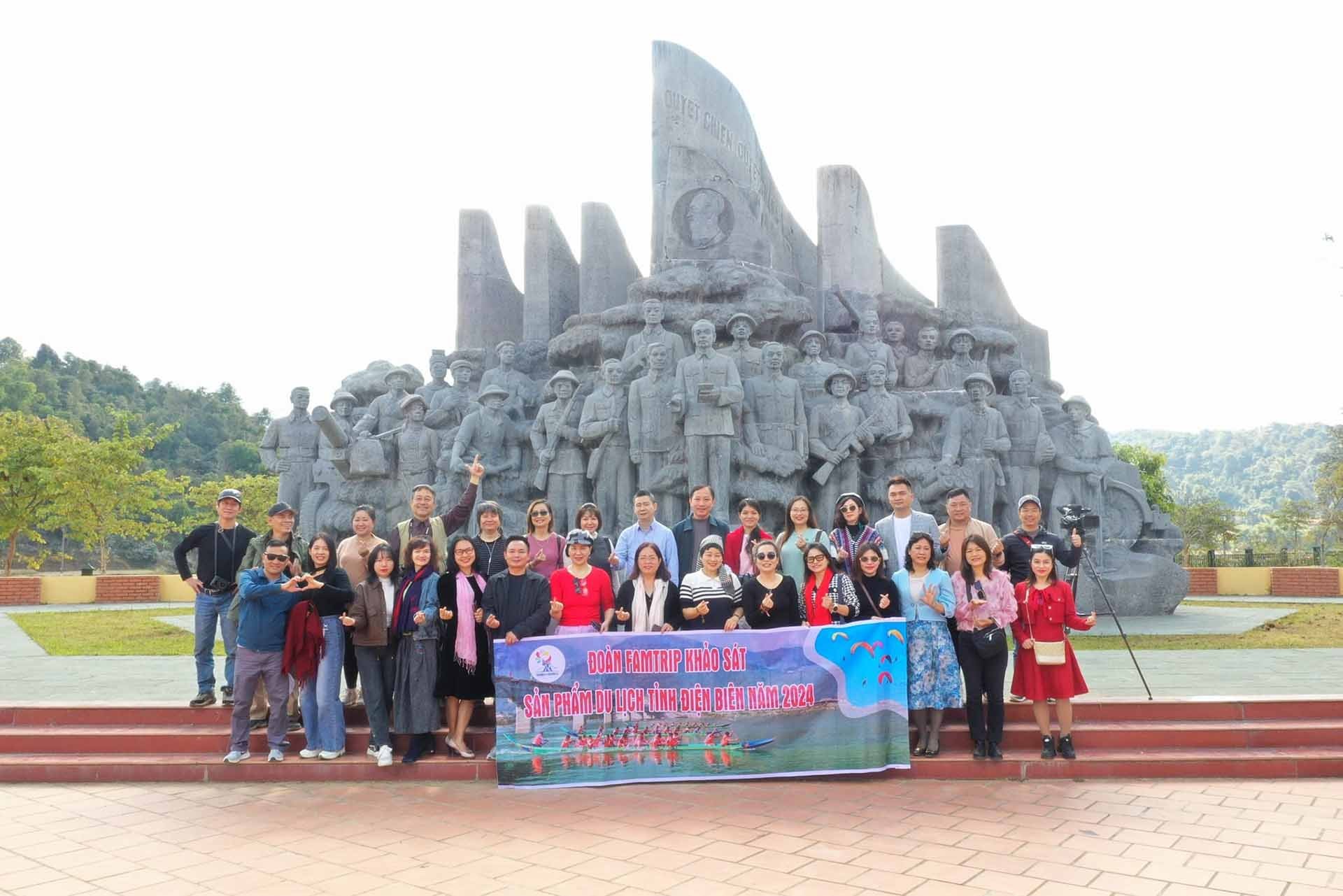 Du khách chụp ảnh lưu niệm tại Tượng đài chiến thắng công viên Mường Phăng. (Ảnh: Trung Kiên)