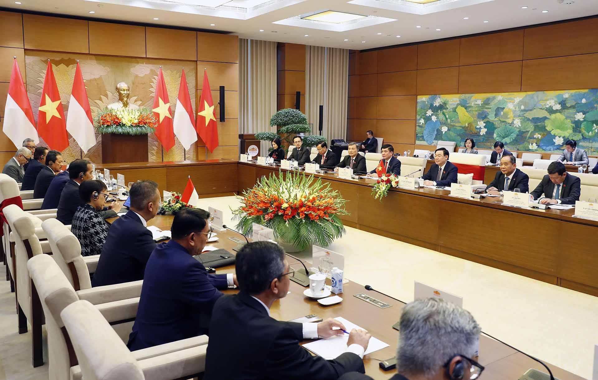 Chủ tịch Quốc hội Vương Đình Huệ hội kiến Tổng thống Indonesia Joko Widodo. (Nguồn: TTXVN)