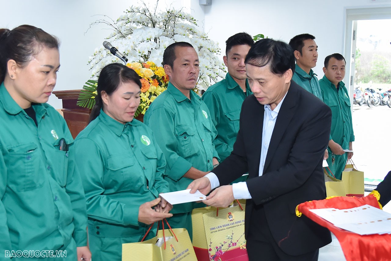 Bộ trưởng Ngoại giao Bùi Thanh Sơn thăm, tặng quà công nhân tỉnh Hòa Bình và dâng hương tại Tượng đài Bác Hồ