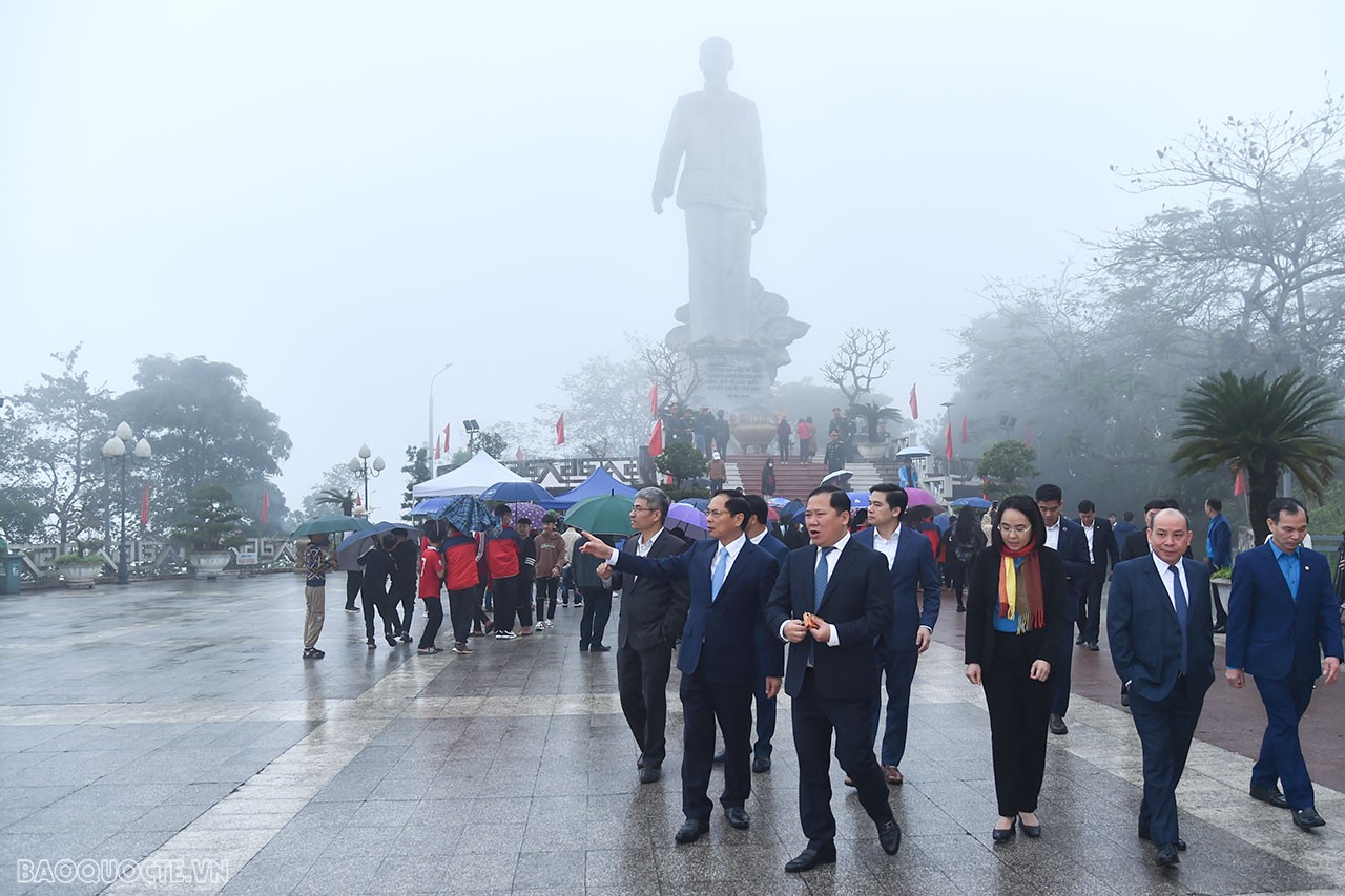 Đoàn đã thành kính dâng hoa, dâng hương tưởng nhớ, bày tỏ lòng biết ơn vô hạn đối với công lao to lớn của Chủ tịch Hồ Chí Minh vĩ đại, người đã hiến trọn đời mình cho sự nghiệp giải phòng dân tộc và xây dựng đất nước.
