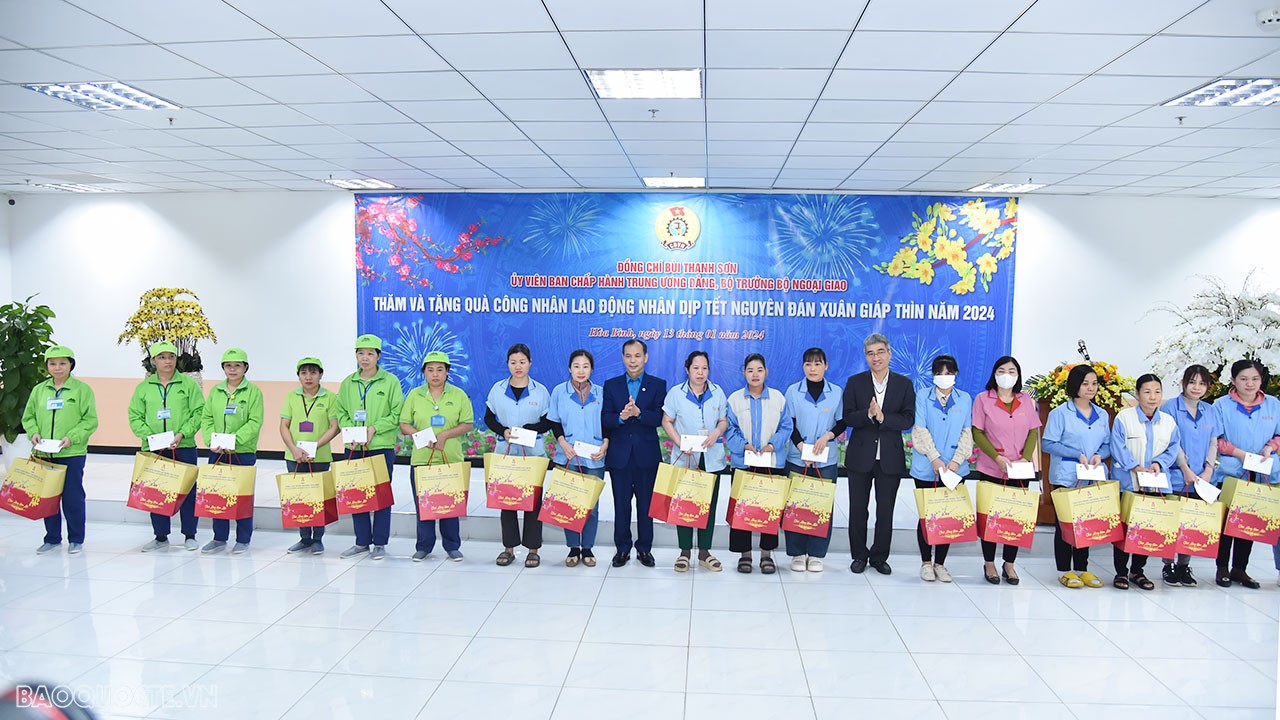 Bộ trưởng Ngoại giao Bùi Thanh Sơn thăm, tặng quà công nhân tỉnh Hòa Bình và dâng hương tại Tượng đài Bác Hồ