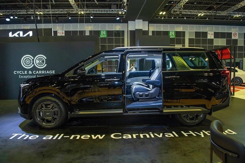 Cận cảnh Kia Carnival 2024 hybrid vừa ra mắt tại Singapore