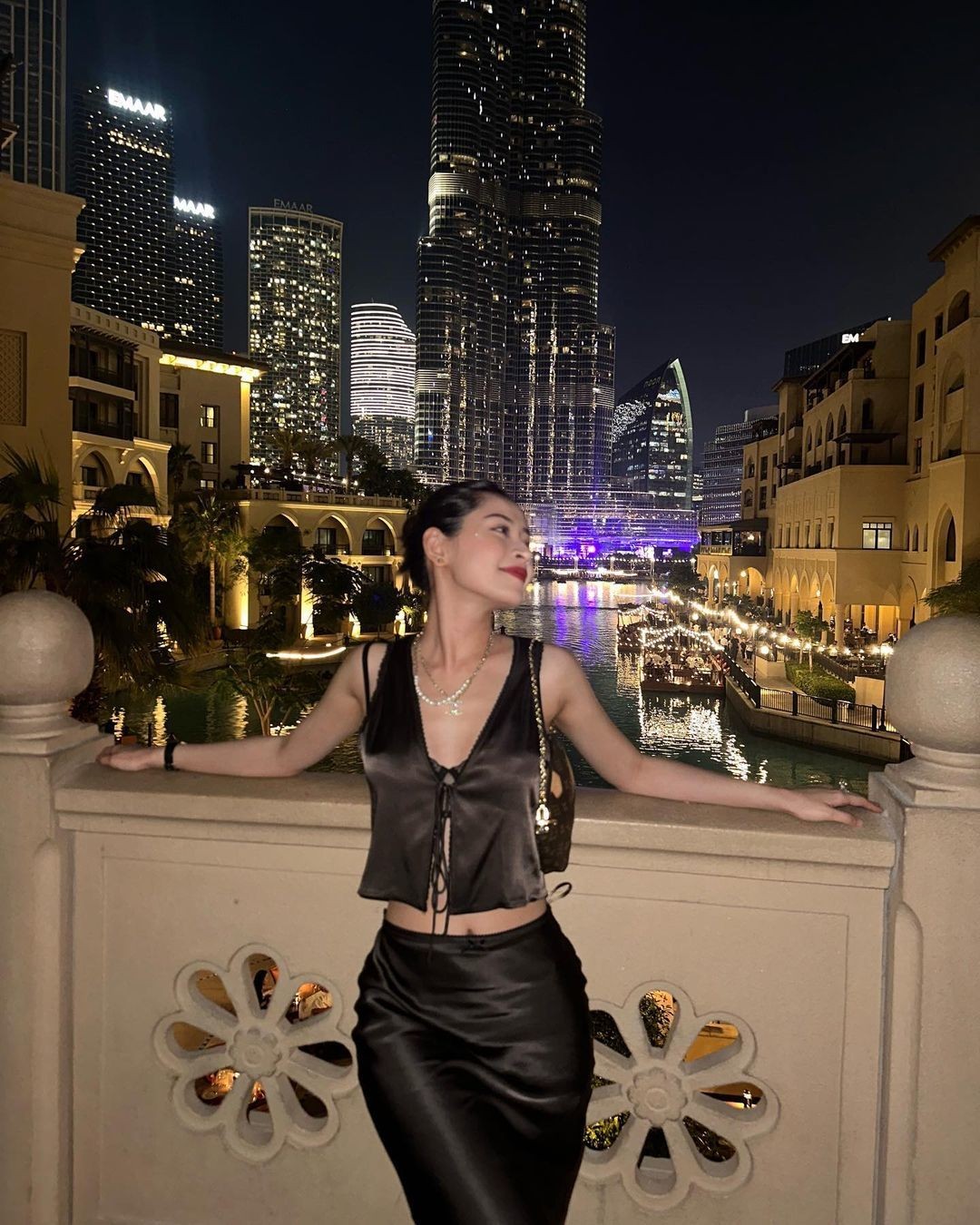 Trang phục được Chi Pu diện trong chuyến đi Dubai chủ yếu đến từ các local brand, kiểu dáng trẻ trung và cập nhật xu hướng. Vì lịch trình hoạt động dày đặc, gần đây nữ ca sĩ giảm cân nên trông càng thon thả.