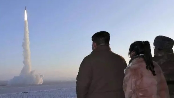 Giữa lúc căng thẳng leo thang, Triều Tiên lại phóng tên lửa