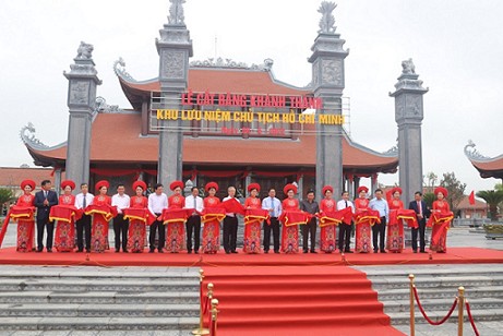 Thủ tướng Phạm Minh Chính cùng lãnh đạo Trung ương, lãnh đạo tỉnh Thái Bình cắt băng khánh thành Khu lưu niệm Chủ tịch Hồ Chí Minh tại xã Nam Cường, huyện Tiền Hải. (Nguồn: Báo Thái Bình)