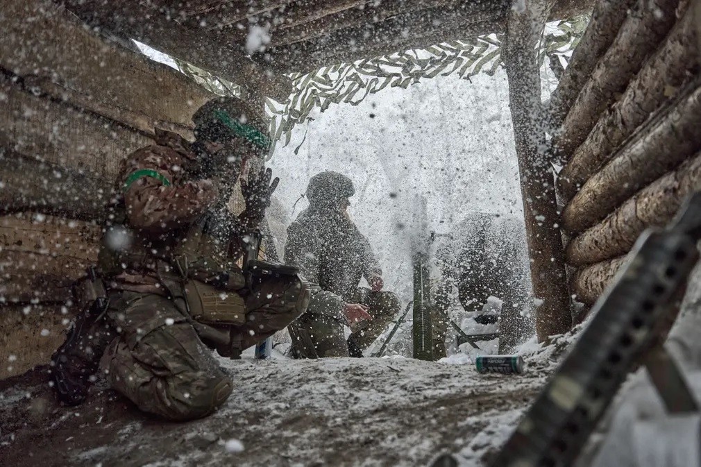 Binh sĩ Ukraine làm nhiệm vụ trong khu rừng Serebryan phủ đầy tuyết trong bối cảnh xung đột giữa nước này với Nga vẫn đang tiếp diễn. (Nguồn: Getty)