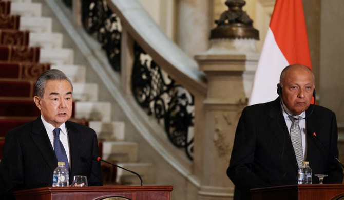 Tổng thống Ai Cập Abdel Fattah El-Sisi (phải) và Ngoại trưởng Trung Quốc Vương Nghị trả lời họp báo ở Cairo ngày 14/1. (Nguồn: Reuters)