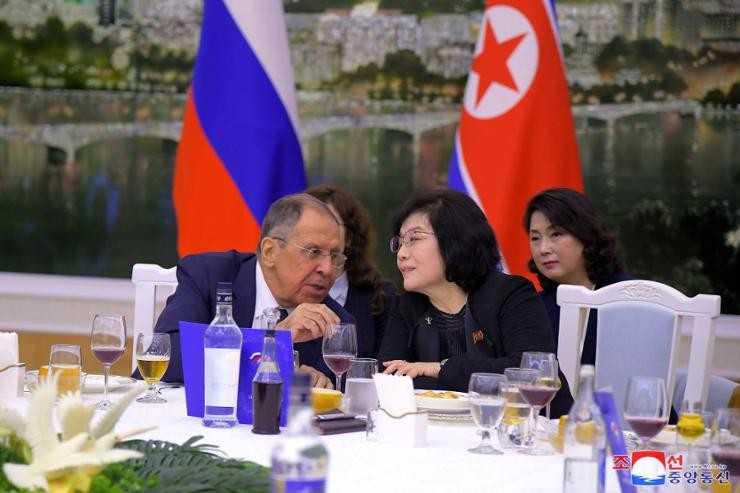 Ngoại trưởng Triều Tiên Choe Son-hui, phải, và người đồng cấp Nga, Sergei Lavrov, trò chuyện với nhau trong bữa tiệc được tổ chức nhân chuyến thăm Bình Nhưỡng, ngày 18 tháng 10 năm 2023. Yonhap