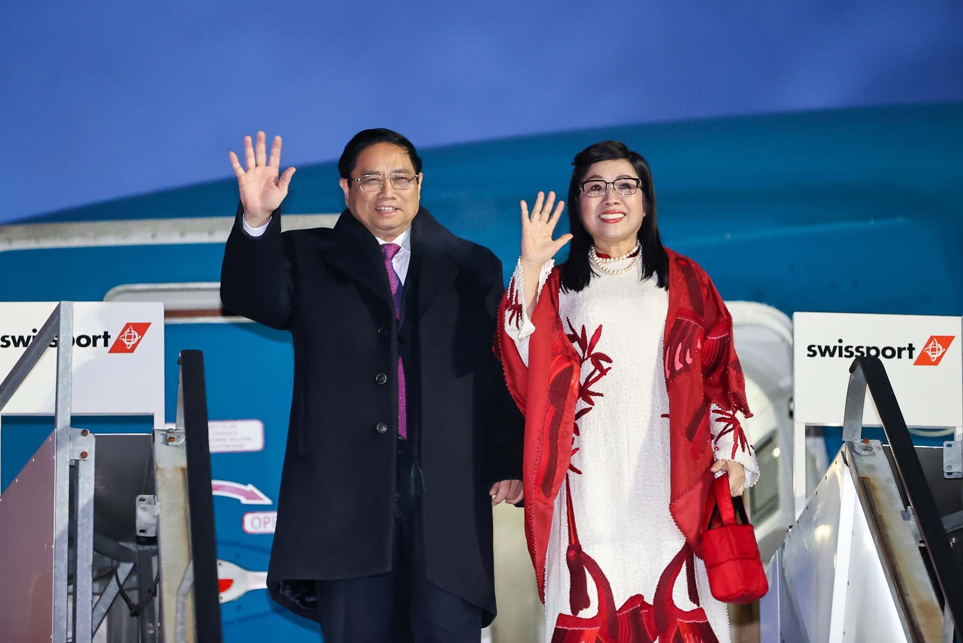 Thủ tướng Chính phủ Phạm Minh Chính và Phu nhân tới Zurich, Thụy Sĩ, bắt đầu chuyến công tác tham dự WEF Davos 2024.  (Nguồn: VGP)