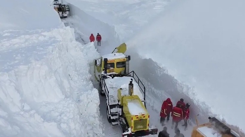 Trung Quốc: Lở tuyết cản trở công tác cứu hộ du khách khu du lịch miền núi Tân Cương