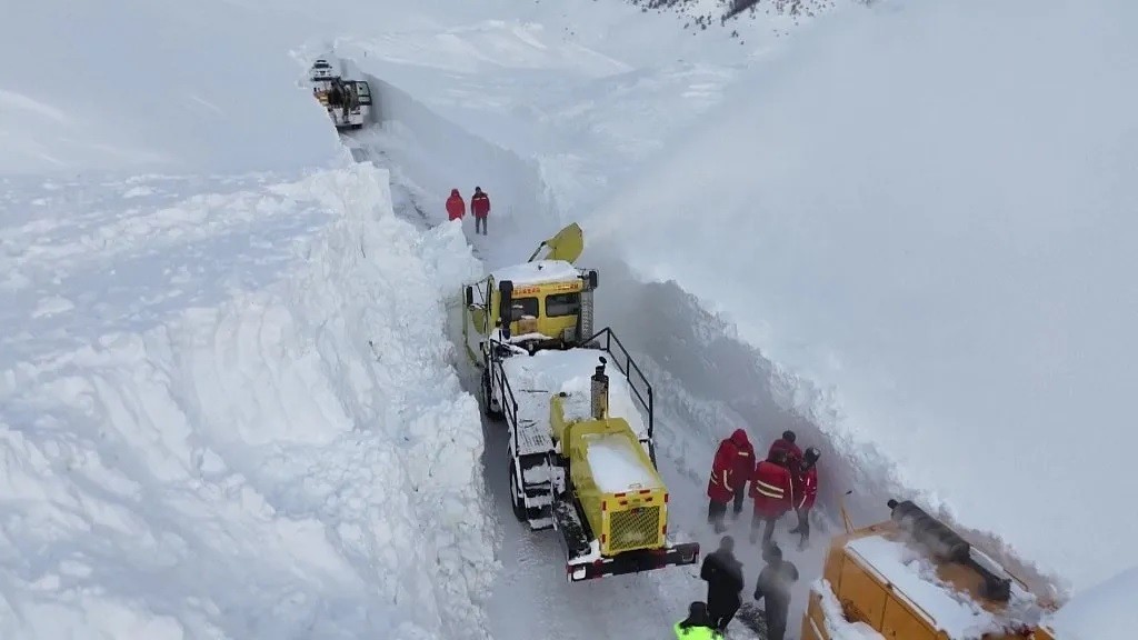 Trung Quốc: Lở tuyết cản trở công tác cứu hộ du khách khu du lịch miền núi Tân Cương