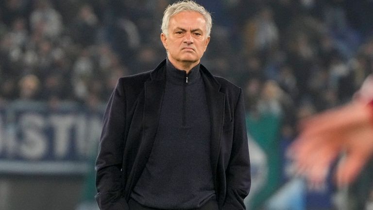 AS Roma bất ngờ sa thải HLV Jose Mourinho