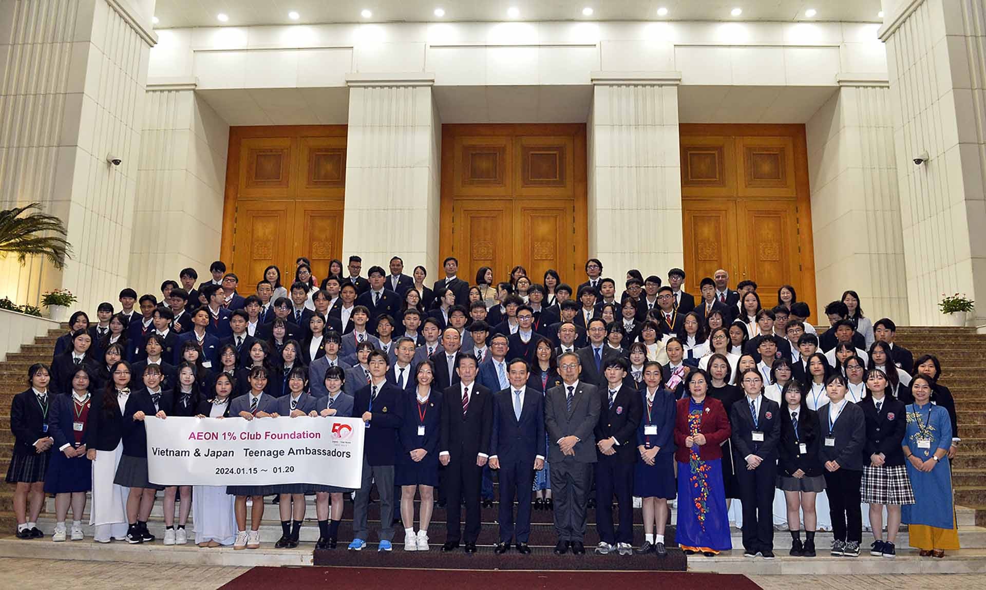 Phó Thủ tướng Trần Lưu Quang cùng đoàn học sinh, sinh viên Việt Nam và Nhật Bản tham dự Chương trình Đại sứ Thanh thiếu niên.  (Nguồn: VGP)