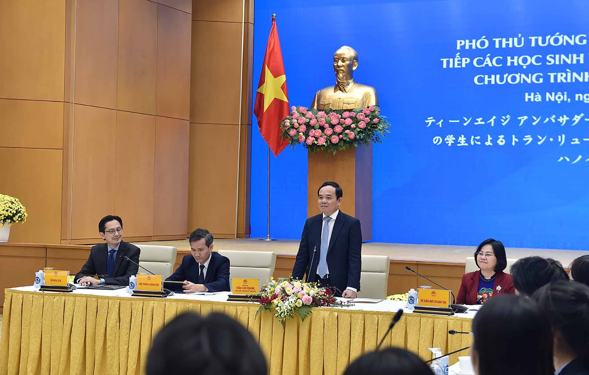 Phó Thủ tướng Trần Lưu Quang chia sẻ với các bạn học sinh.  (Nguồn: VGP)