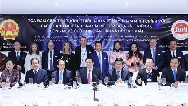 Prime Minister Pham Minh Chinh chairs dialogue with tech businesses in Switzerland