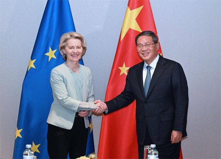 ), Thủ tướng Trung Quốc Lý Cường (phải) và Chủ tịch Ủy ban châu Âu Ursula von der Leyen trong cuộc gặp bên lề WEF Davos 2024 tại Davos, Thụy Sỹ, ngày 16/1. (Nguồn: Xinhua) 