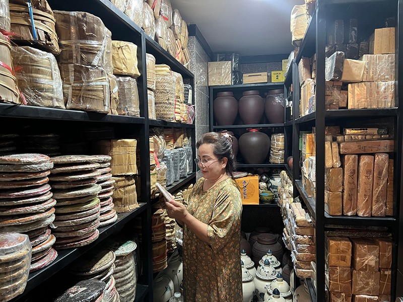 Trà sư Ngô Thị Thanh Tâm bên kho trà của chị đã sưu tầm 30 năm qua.