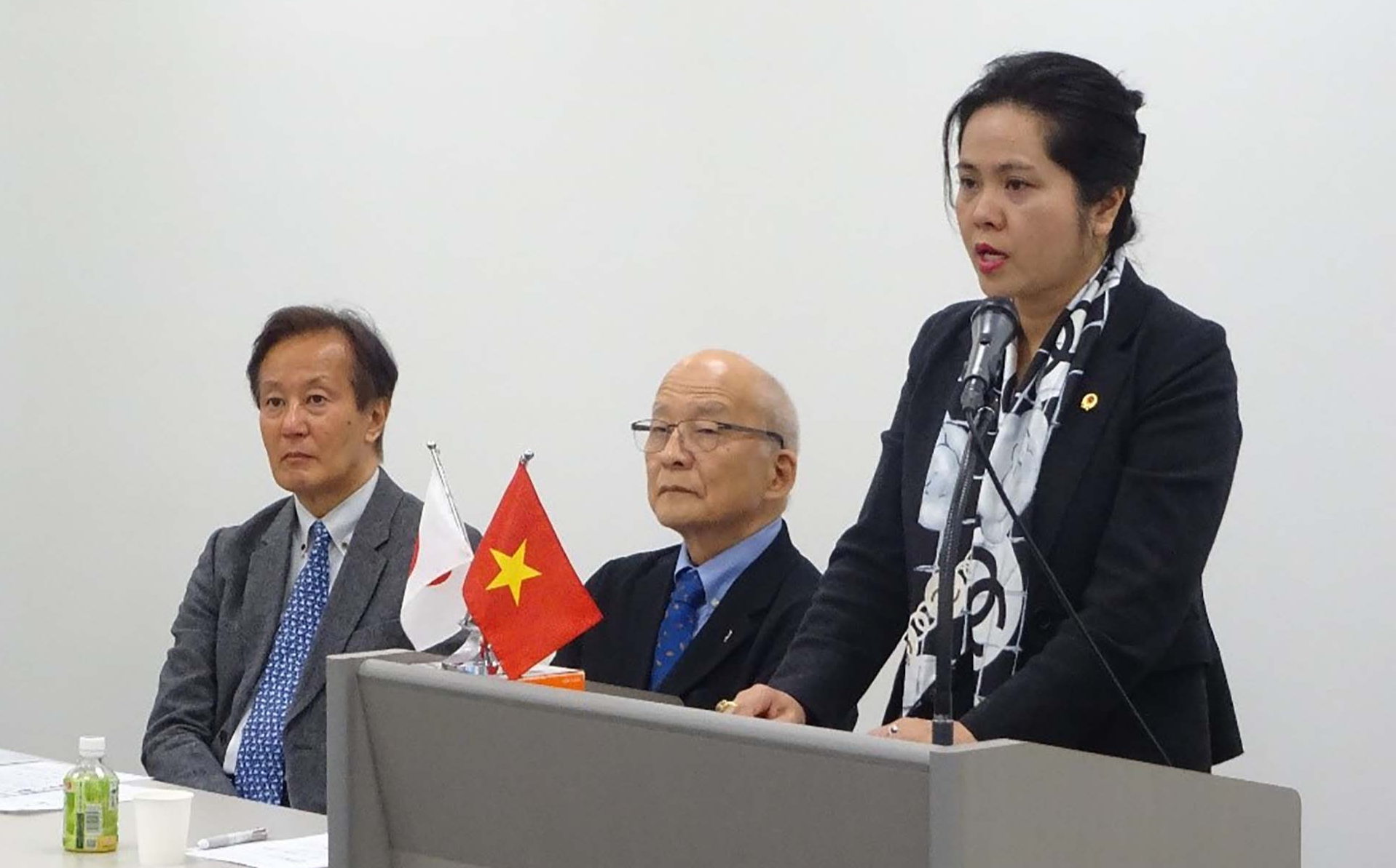 Tổng lãnh sự Vũ Chi Mai phát biểu tại cuộc họp.