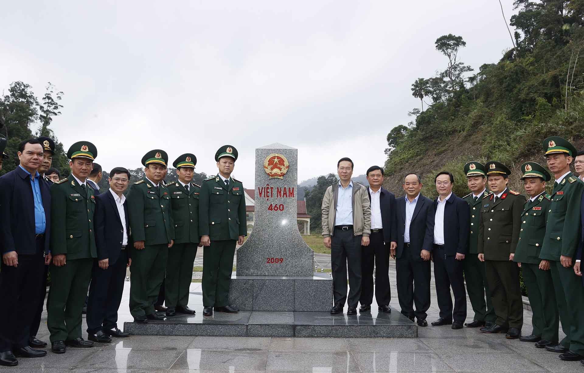 Chủ tịch nước Võ Văn Thưởng và cán bộ, chiến sỹ Đồn biên phòng cửa khẩu Thanh Thủy thăm cột mốc 460. (Nguồn: TTXVN)