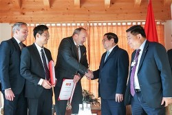 Prime Minister Pham Minh Chinh receives leaders of major groups in Davos