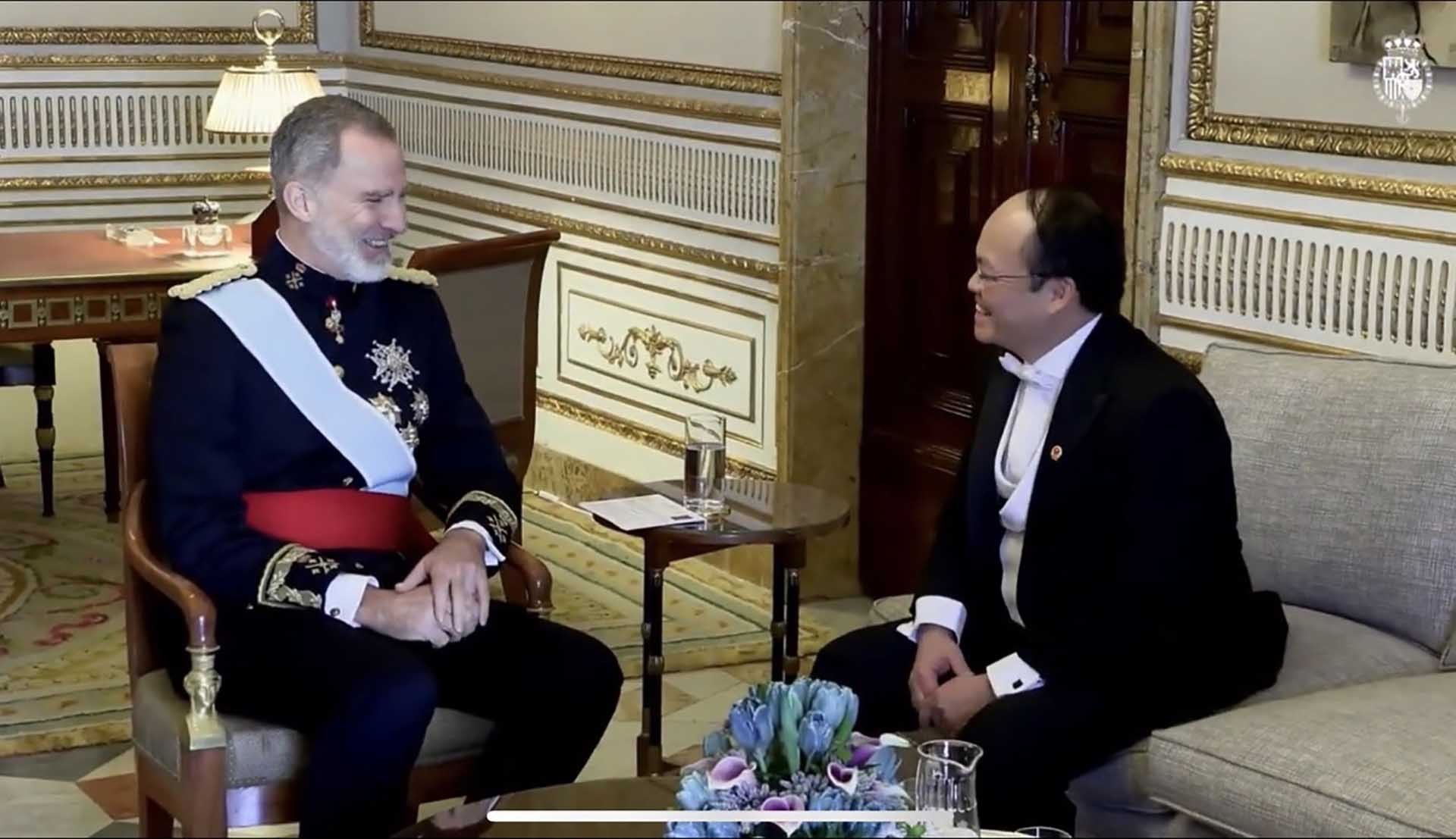 Nhà vua Tây Ban Nha Felipe VI tiếp Đại sứ Đoàn Thanh Song.