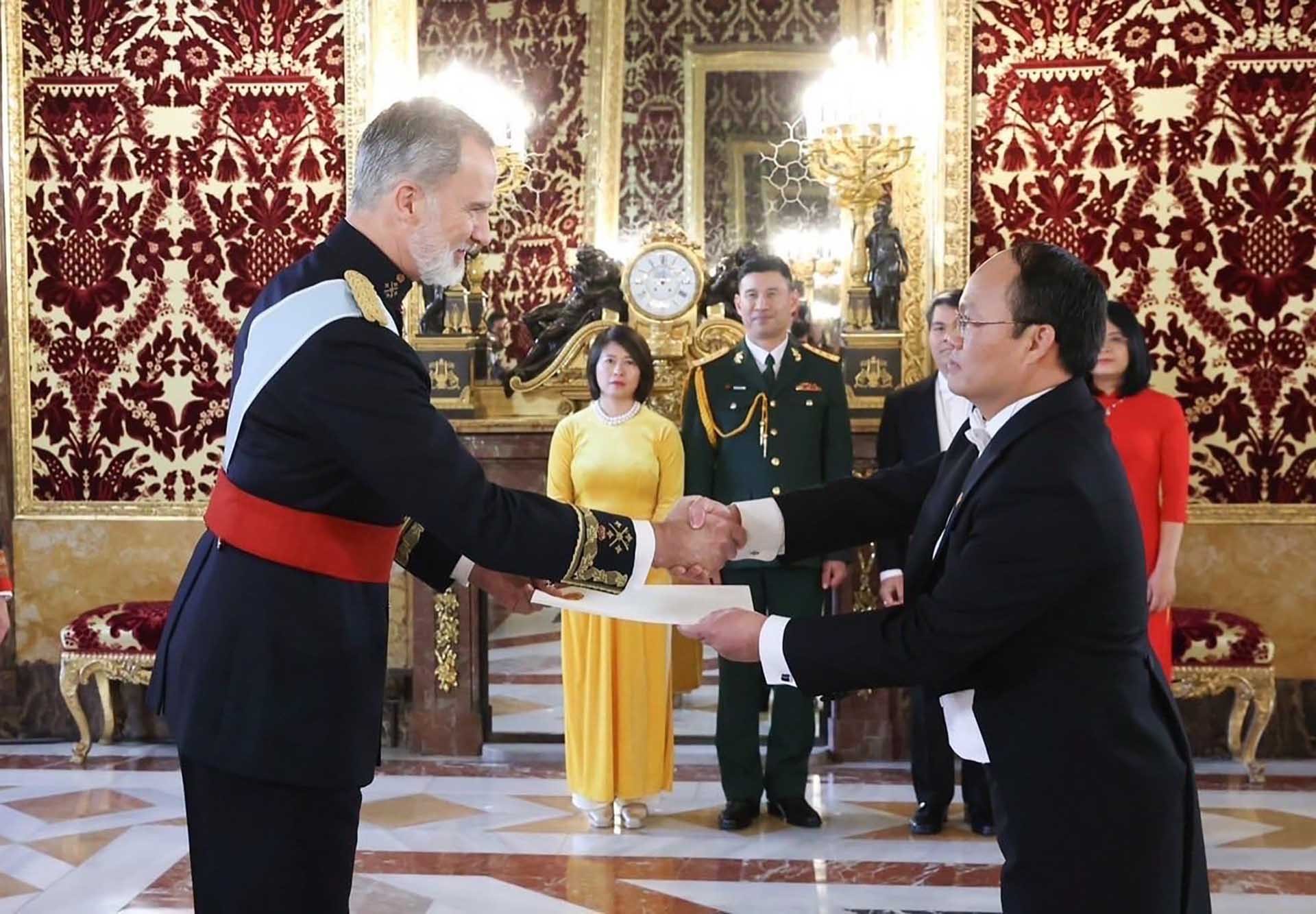 Đại sứ Việt Nam tại Tây Ban Nha Đoàn Thanh Song trình Quốc thư lên Nhà vua Tây Ban Nha Felipe VI.