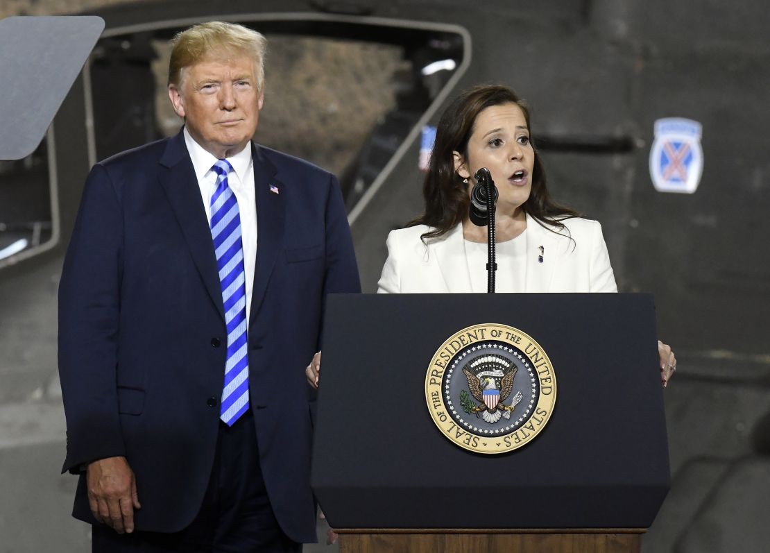Trong bức ảnh chụp ngày 13 tháng 8 năm 2018 này, Tổng thống lúc bấy giờ là Donald Trump, bên trái, lắng nghe Hạ nghị sĩ Elise Stefanik phát biểu tại một sự kiện ở Fort Drum, New York. AP