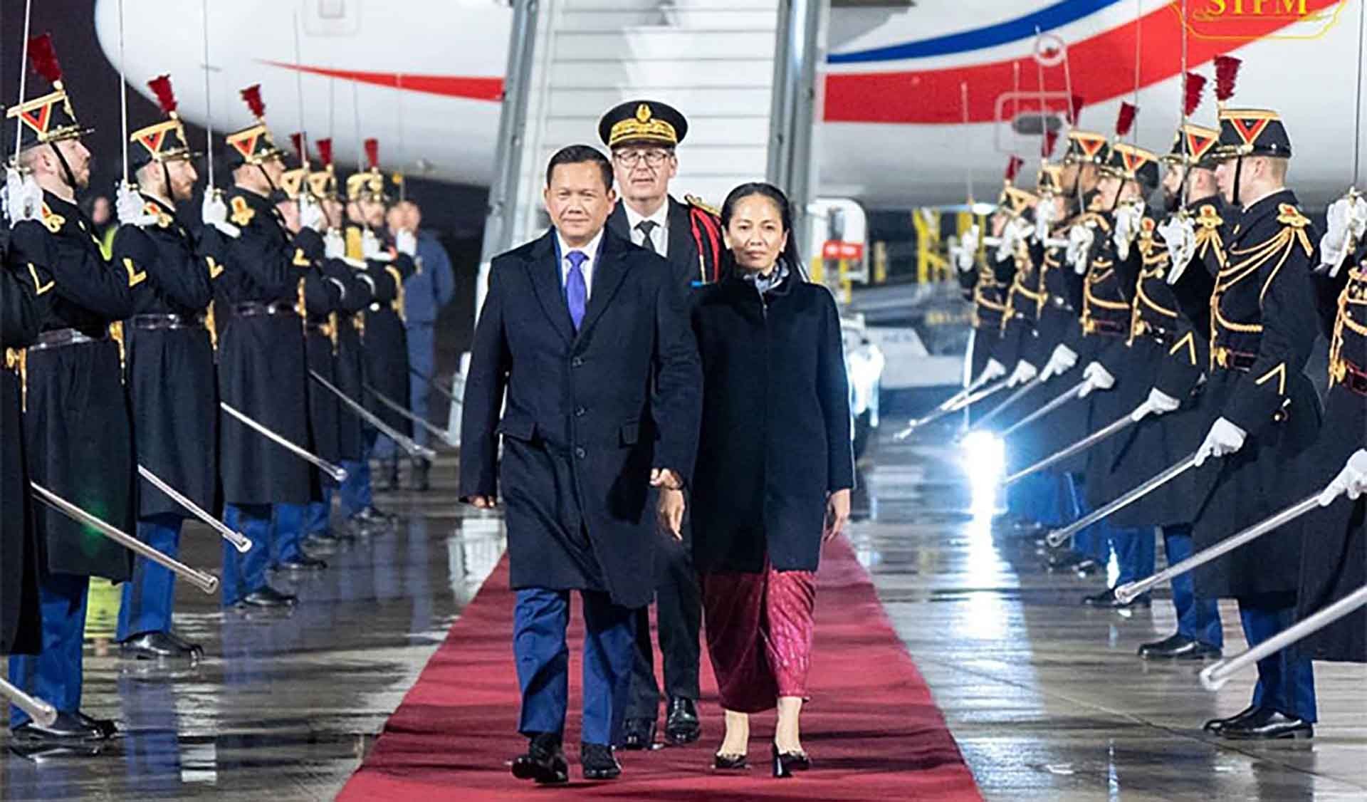 Thủ tướng Campuchia Hun Manet và phu nhân đến sân bay quốc tế Paris-Orly bắt đầu chuyến thăm chính thức Pháp kéo dài 2 ngày. (Nguồn: khmertimes)
