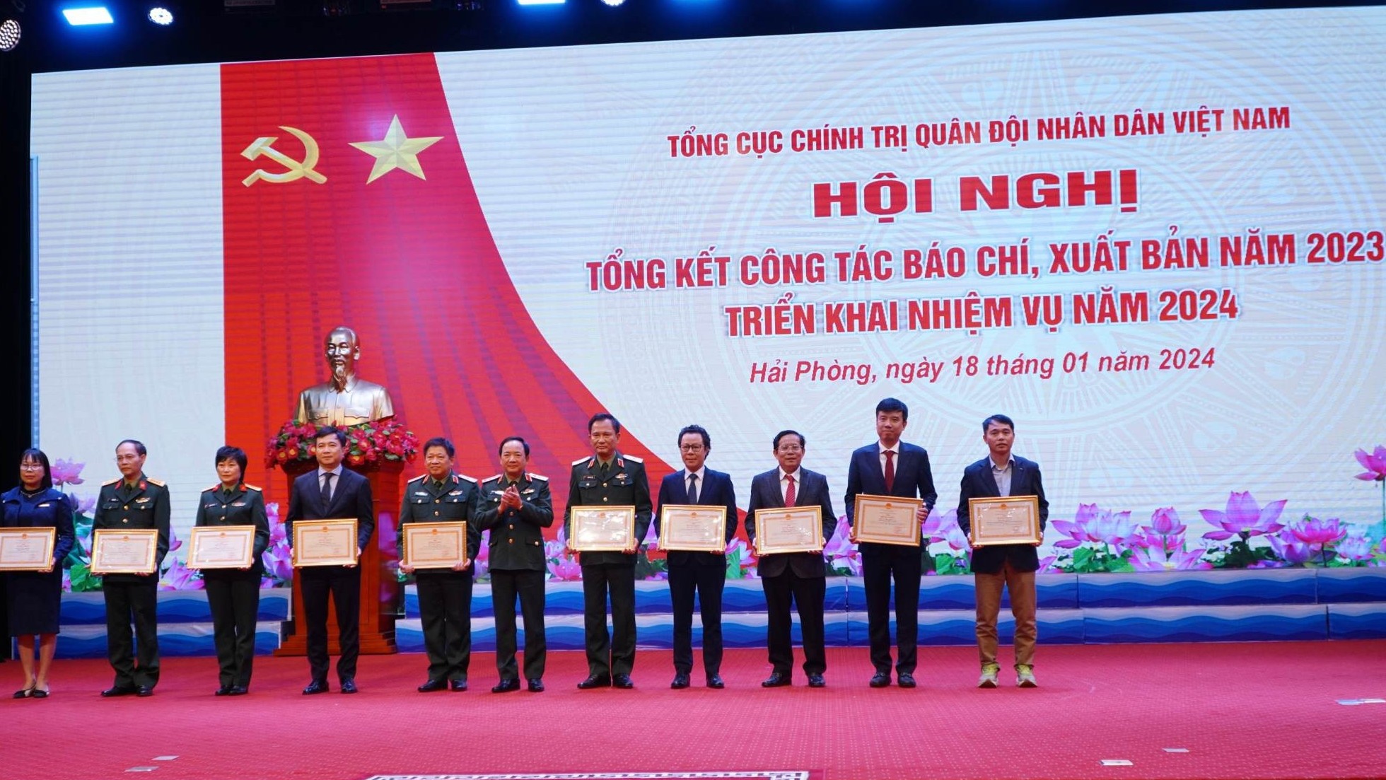 Tổng Biên tập Báo Thế giới & Việt Nam nhận bằng khen của Bộ trưởng Bộ Quốc phòng