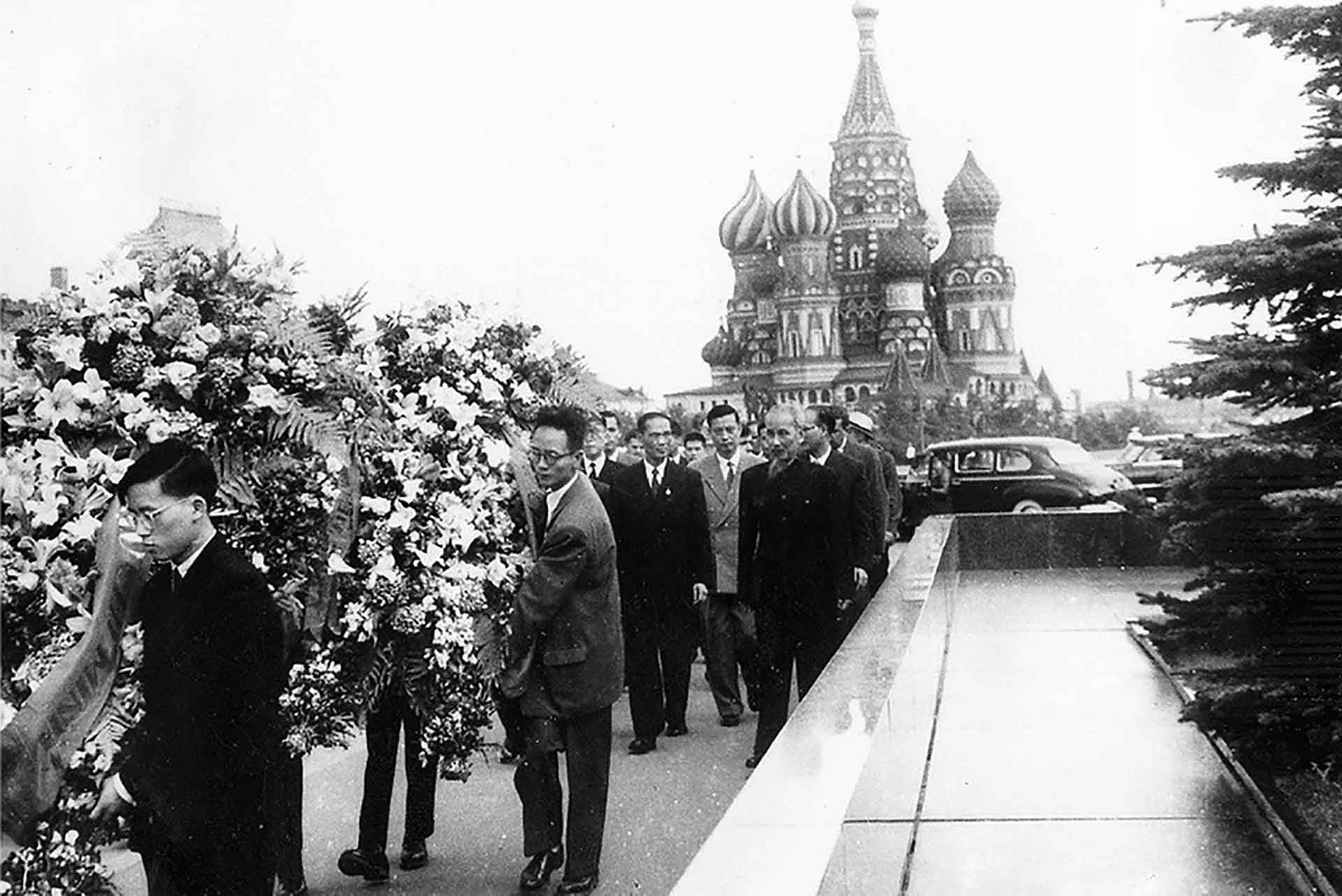 Chủ tịch Hồ Chí Minh viếng Lăng Lenin ngày 16/7/1957.  (Nguồn: Hội Nhà báo Nga)