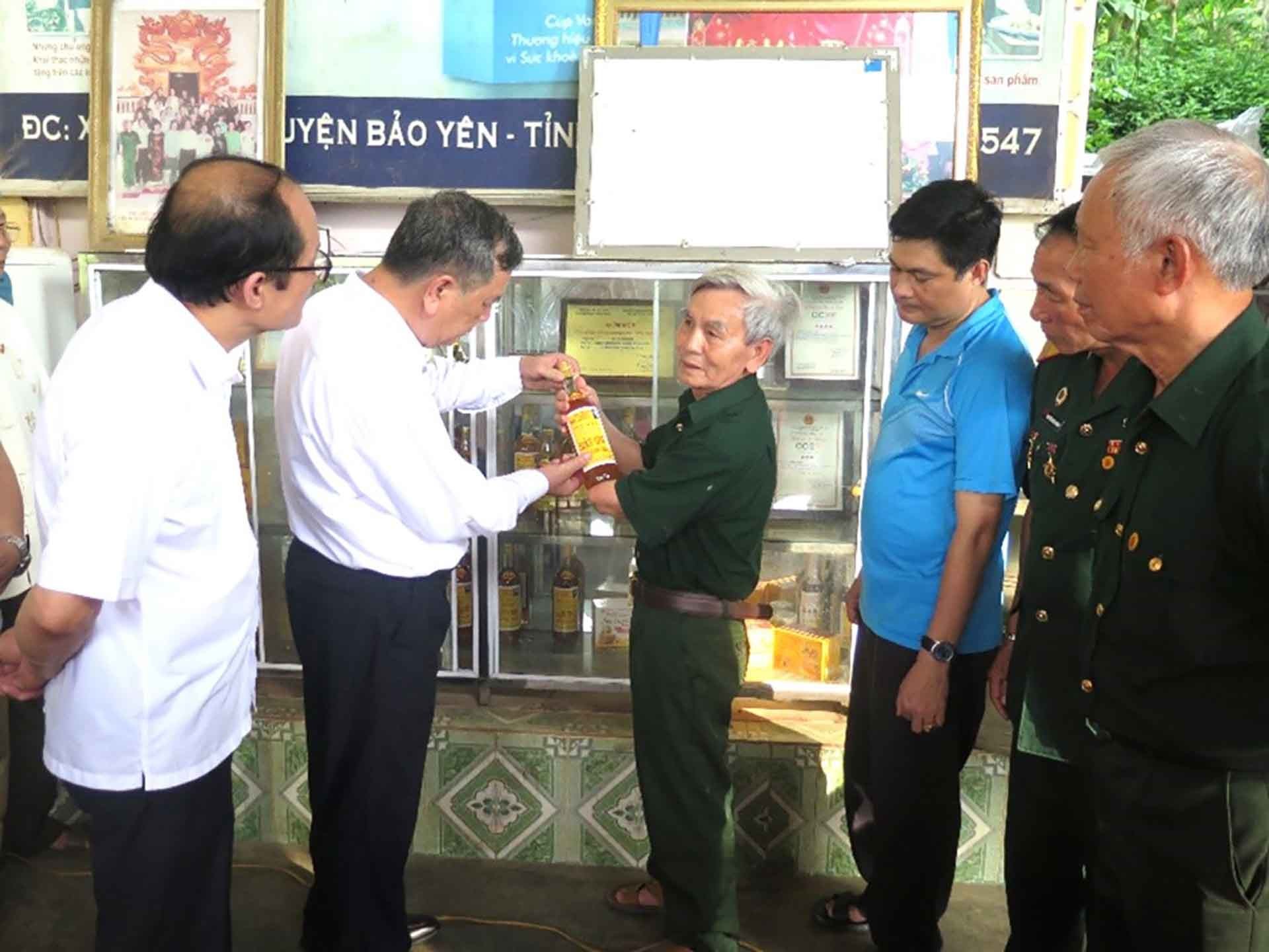 Ông Phạm Thanh Xuân giới thiệu sản phẩm mật ong chất lượng cao. (Ảnh: NVCC)