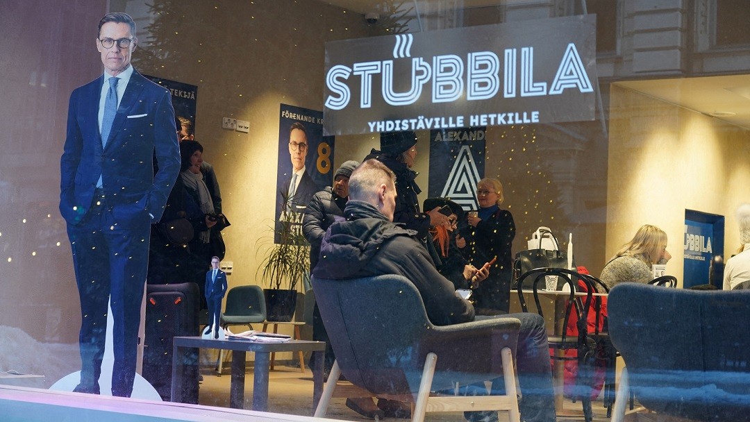 Bức ảnh ứng cử viên tổng thống của Đảng Liên minh Quốc gia (NCP) Alexander Stubb trong quán cà phê tranh cử của ông ở Helsinki, Phần Lan, ngày 11/1. (Nguồn: Reuters)