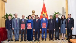 Thứ trưởng Thường trực Ngoại giao Nguyễn Minh Vũ trao quyết định điều động, bổ nhiệm lãnh đạo cấp Vụ