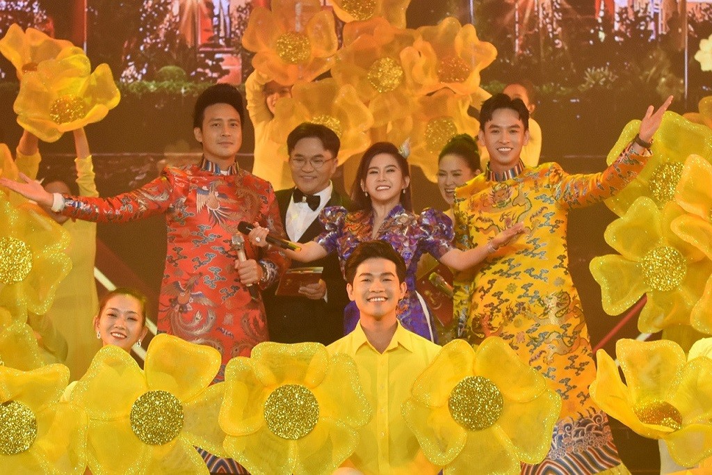 Tối 18/1, lễ trao giải Mai Vàng lần thứ 29 diễn ra tại Nhà hát TP. Hồ Chí Minh. Buổi lễ có sự góp mặt của hơn 100 ca sĩ, diễn viên, nghệ sĩ, nhạc công, vũ công... với các tiết mục văn nghệ đặc sắc trước thềm Tết Giáp Thìn 2024.