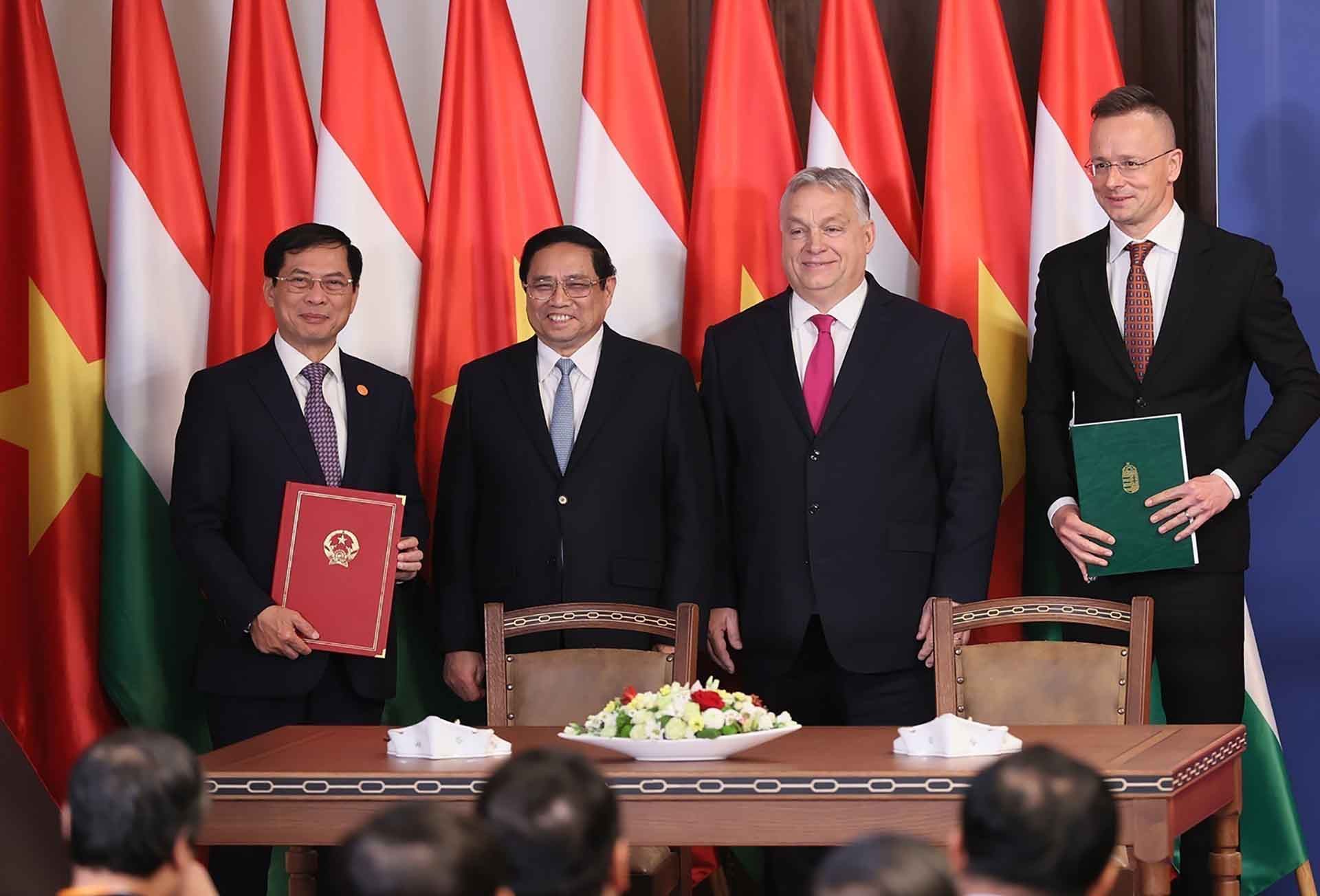 Thủ tướng Phạm Minh Chính và Thủ tướng Hungary Viktor Orbán chứng kiến lễ ký văn kiện hợp tác giữa Bộ Ngoại giao Việt Nam và Bộ Ngoại giao và Kinh tế đối ngoại Hungary. (Nguồn: TTXVN)