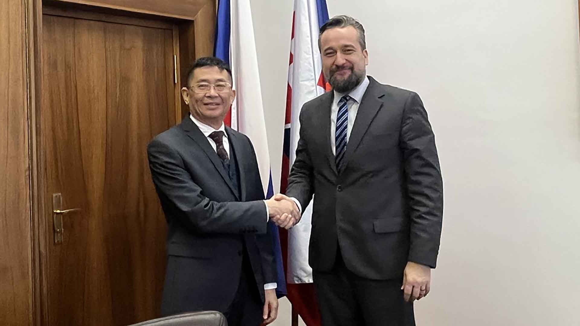 Phó Chủ tịch Quốc hội Slovakia Ľuboš Blaha tiếp Đại sứ Nguyễn Tuấn.