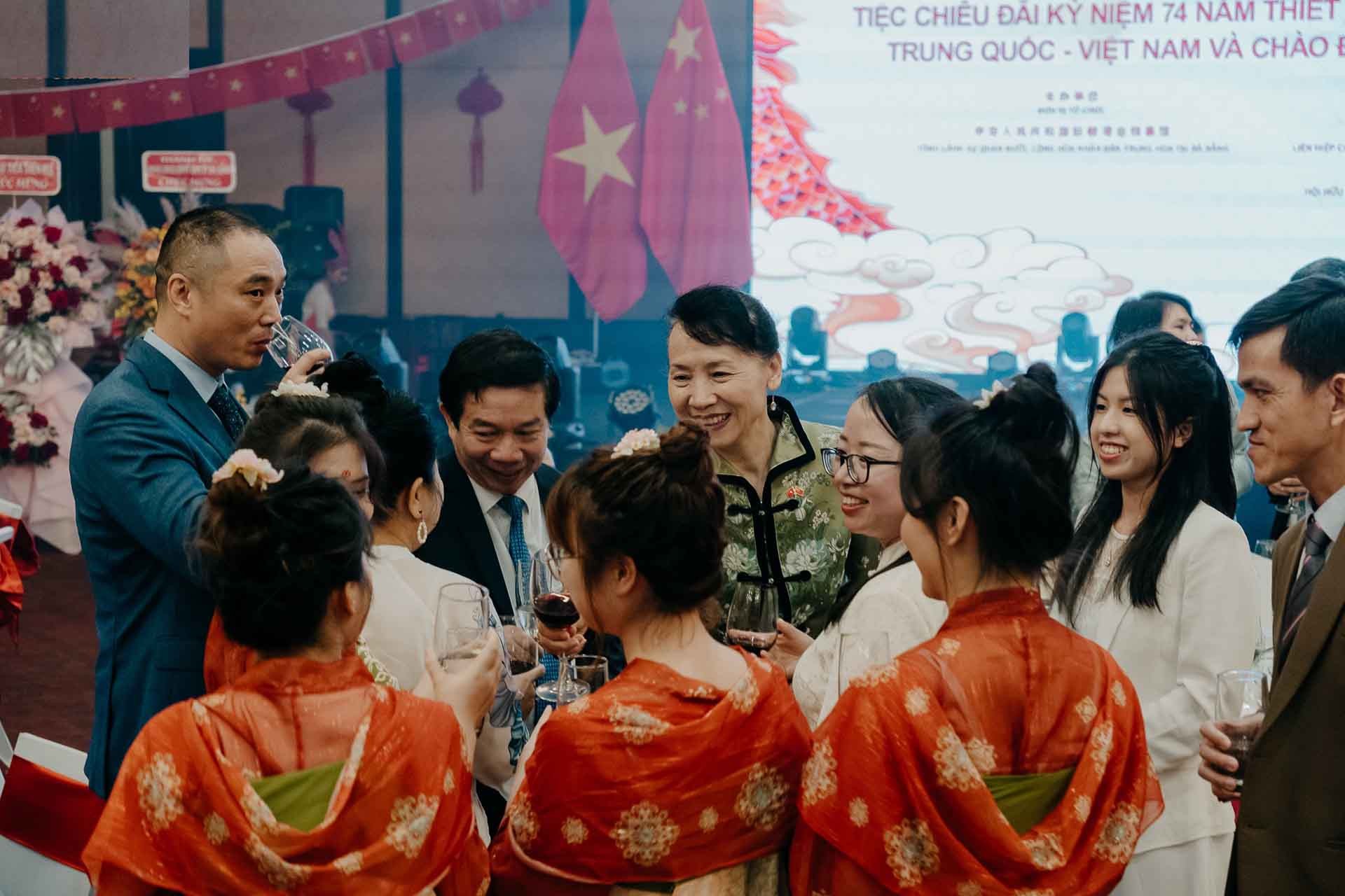 Bà Đổng Bích Du, Tổng lãnh sự Trung Quốc tại Đà Nẵng chúc mừng các khách mời doanh nghiệp đang kinh doanh tại Việt Nam cùng các du học sinh Trung Quốc tại thành phố Đà Nẵng.