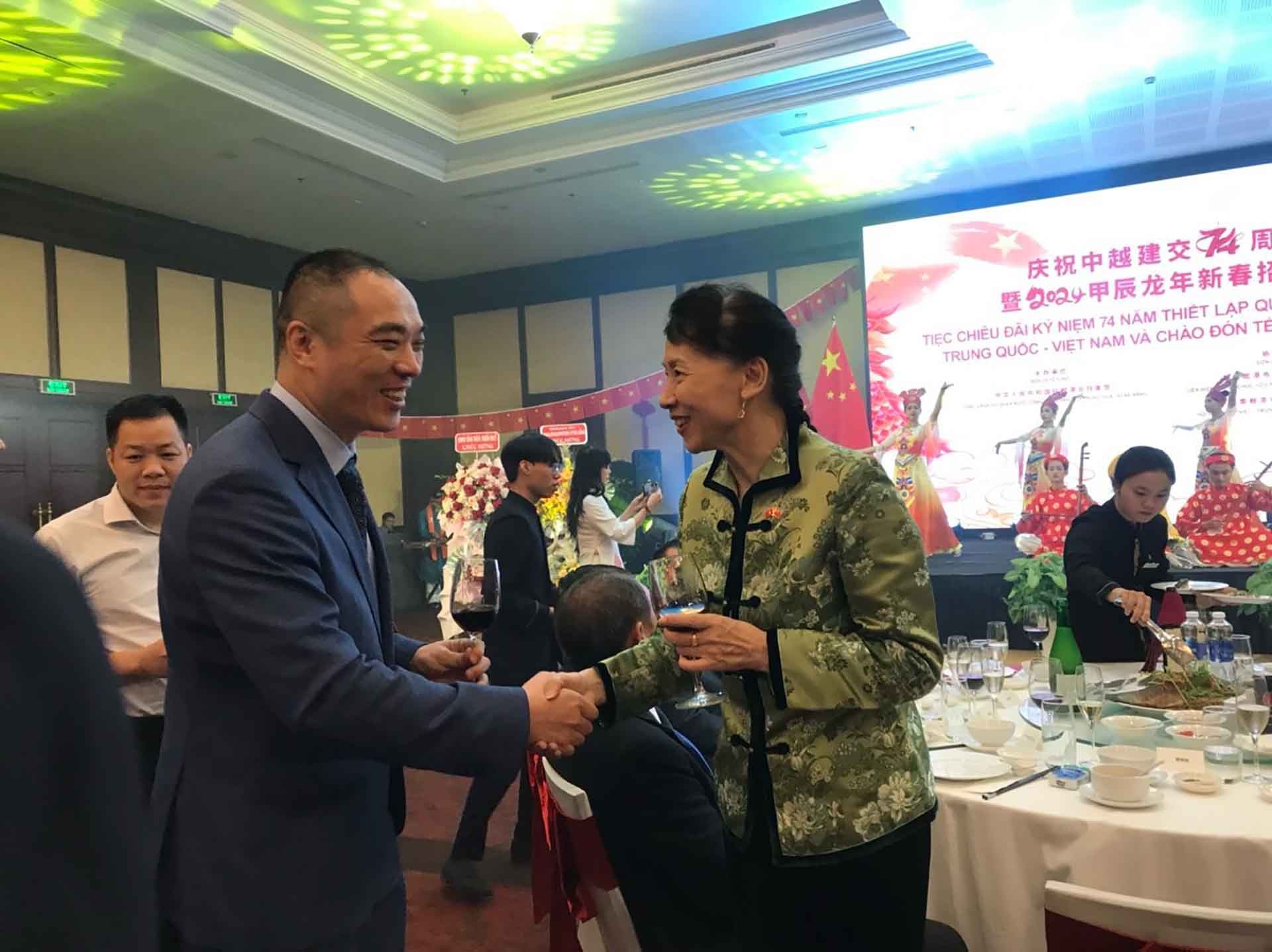 Ông Lâm Triều Dương, đại diện một đơn vị đang kinh doanh tại Đà Nẵng và bà Đổng Bích Du, Tổng lãnh sự Trung Quốc tại Đà Nẵng.