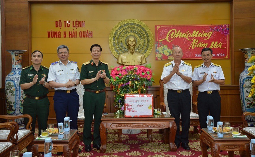 Trung tướng Nguyễn Trọng Bình kiểm tra, chúc Tết tại Bộ Tư lệnh Vùng 5 Hải quân