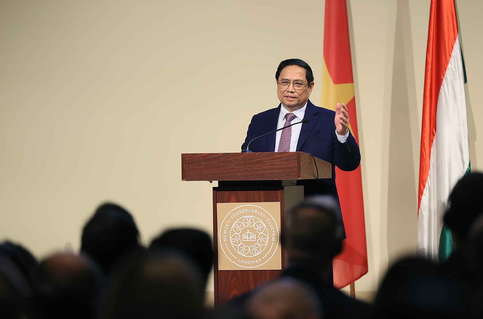 Thủ tướng Phạm Minh Chính phát biểu tại Đại học Hành chính công quốc gia Hungary về chính sách của Việt Nam. (Nguồn: VGP)